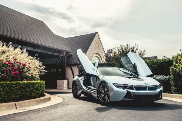 Lusso Argento BMW i8 vista sullo sfondo del Palazzo