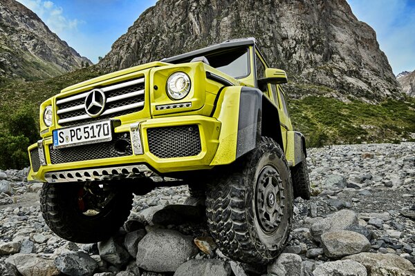 MERCEDES-BENZ G500 4x4 W463 Lime SUV vor dem Hintergrund der Felsen