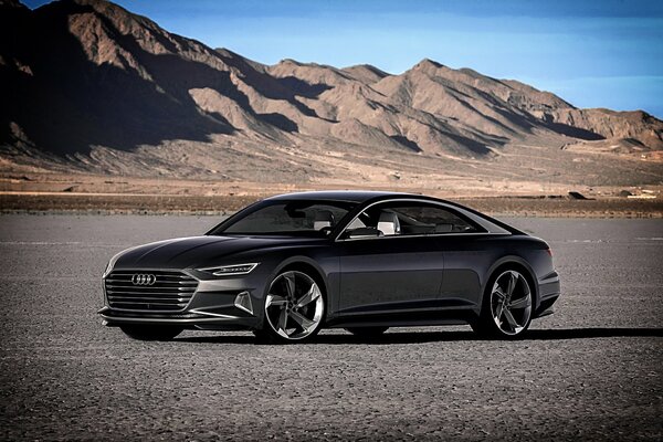 Voiture noire chic Audi sur fond de montagnes