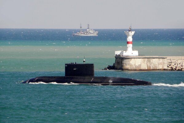 Un submarino en el horizonte. mar y horizonte