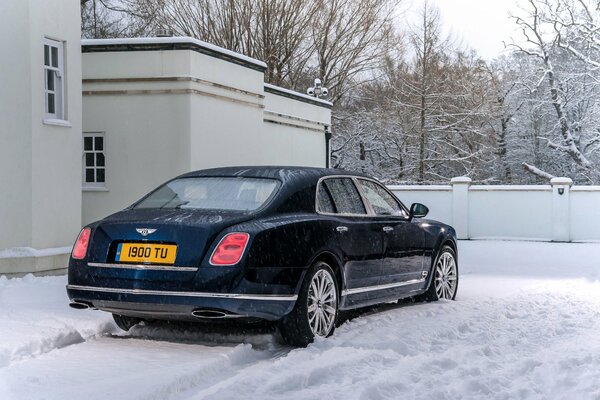 Voiture bleue sur la neige ordinaire