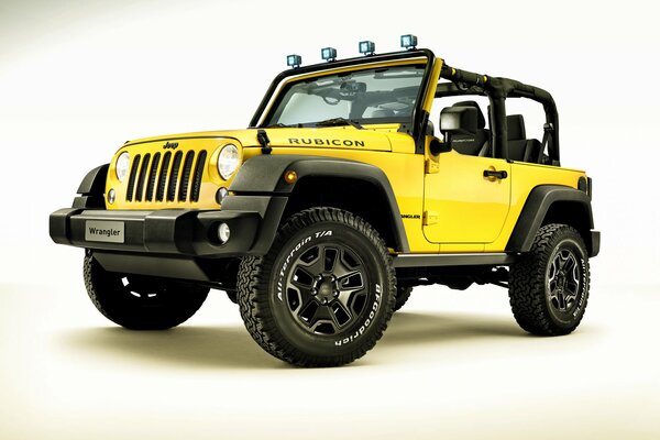 SUV Jeep amarillo sobre fondo blanco