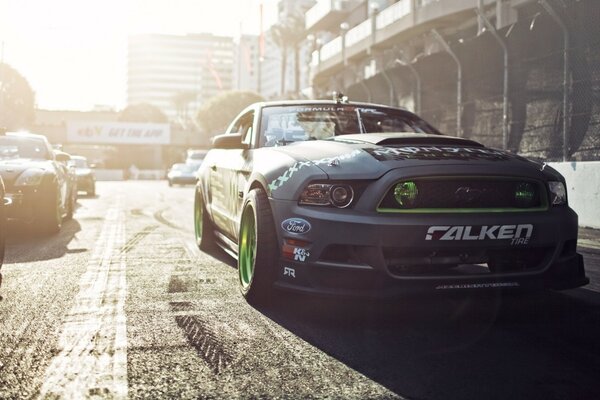 Ford mustang gris en asfalto