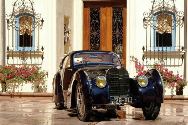 Bugatti voiture classique 1931 sur fond de manoir de luxe