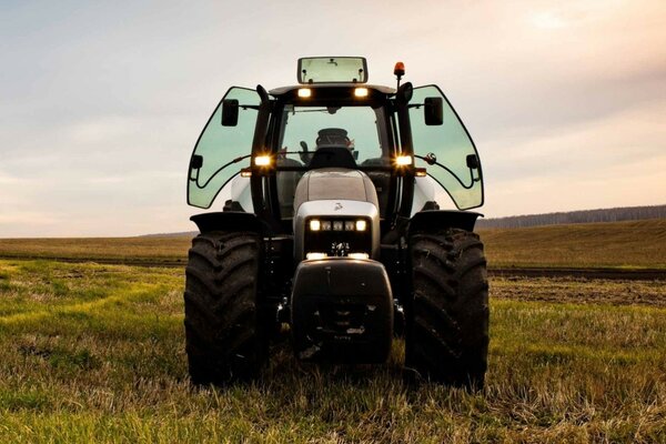 Tractor Lamborghini en el fondo de los campos