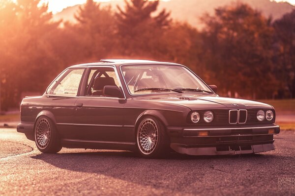 Bmw serie 3 sobre asfalto