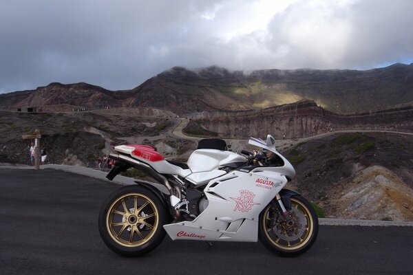 Mv Agusta F4 moto su strada di montagna