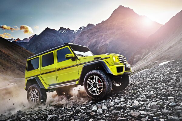 Lumineux Mercedes classe g quatre roues motrices sur fond de montagnes