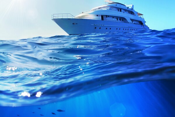 Die Yacht schwimmt auf dem blauen Meer