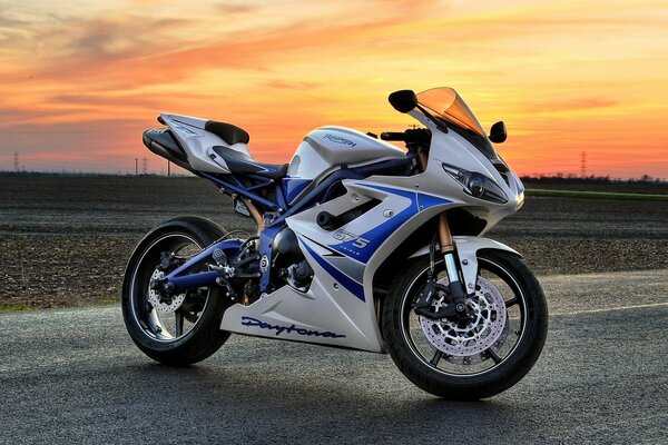 Daytona 675 Triumph au coucher du soleil sur la piste