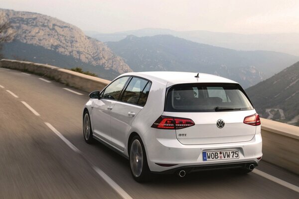 Golf Volswagen bianco sulla strada