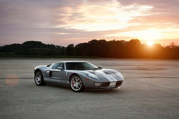 Mit dem Wind auf der Ebene des ford gt musclecar