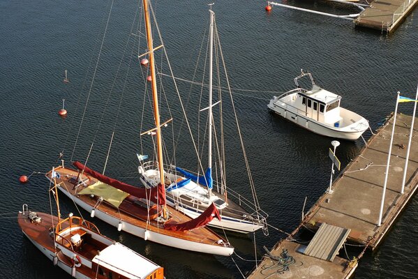 Yachten stehen an einem Liegeplatz in Stockholm