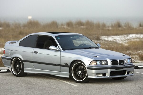 Silberner Sportwagen bmw e36