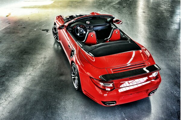 Voiture Porsche cabriolet rouge