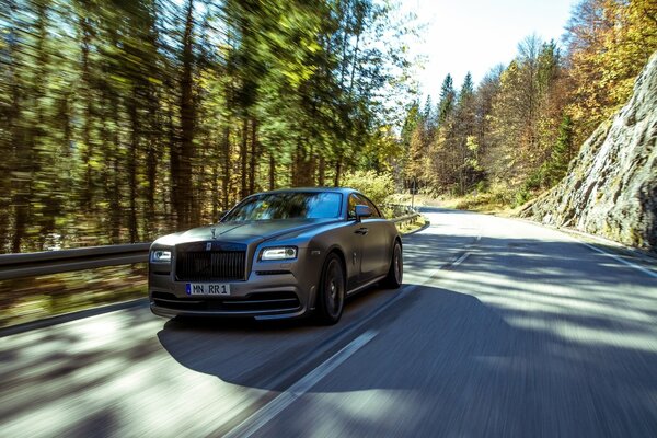 Rolls royce fährt auf einer Bergstraße