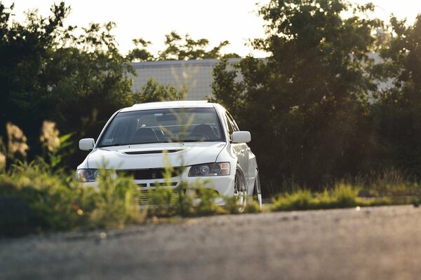 Mitsubishi Tuning Evolution color blanco