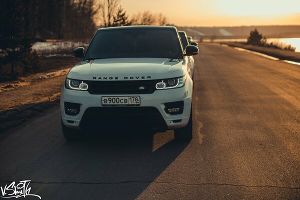 Range Rover an der Strandpromenade