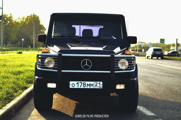 Schwarzer Mercedes-Benz auf der Straße