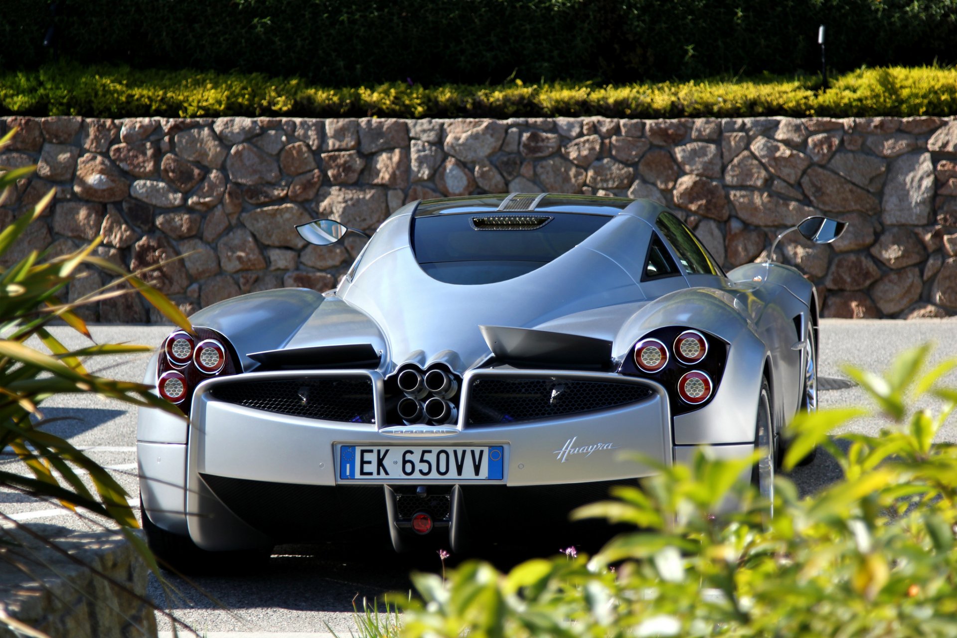 pagani huayra superdeportivo plata espalda hierba pagani waira plata