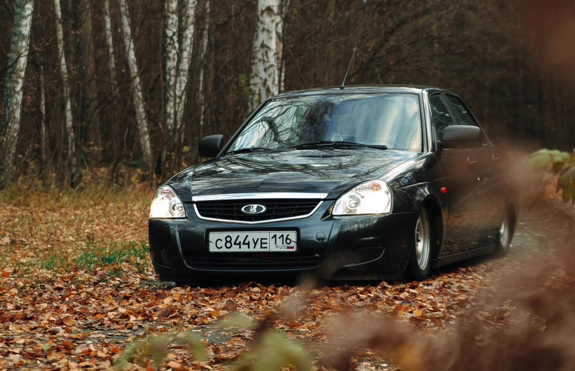 lada auto voiture priora priora très feuilles