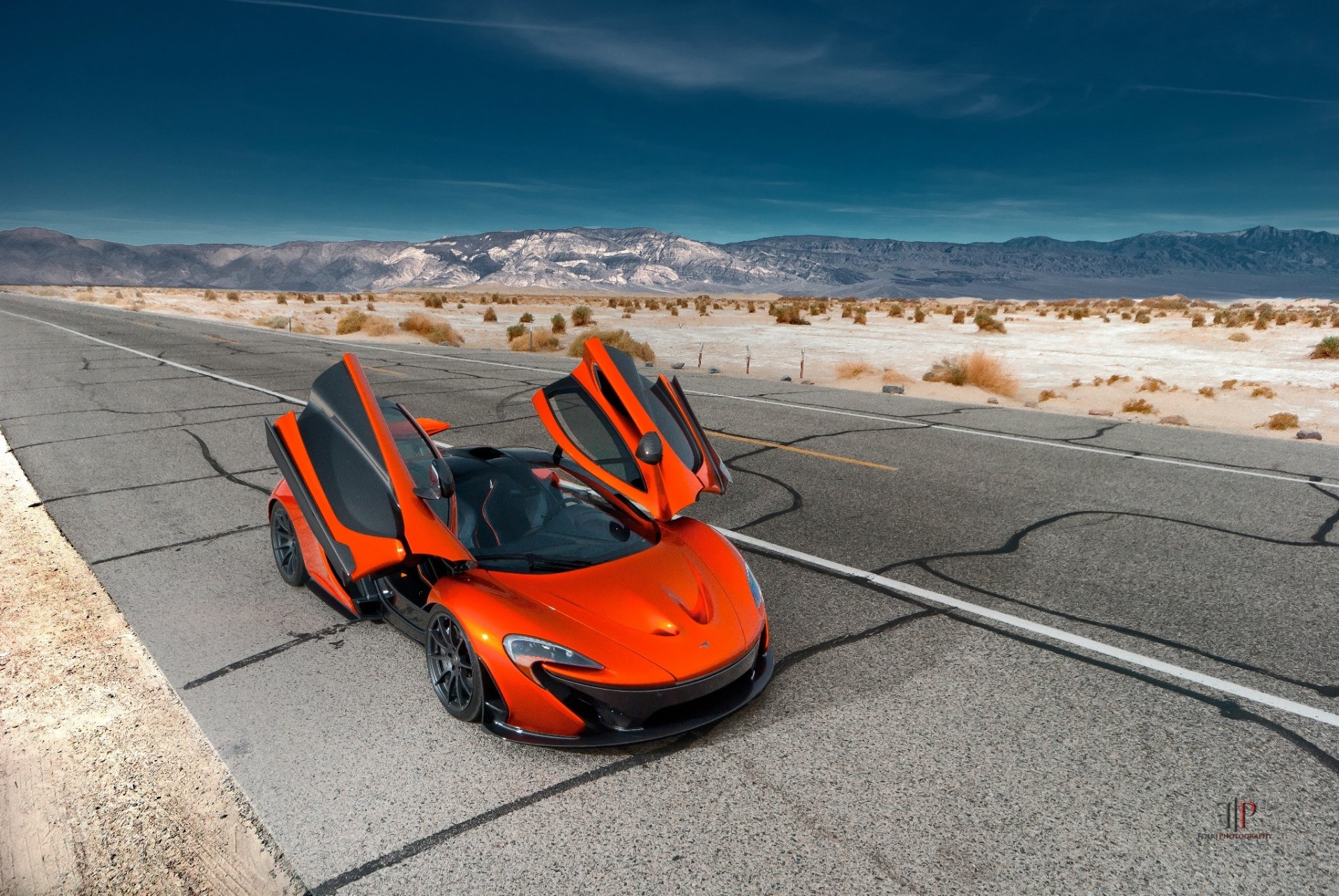 mclaren p1 esotico hypercar ibrido arancione supercar vulcano death valley sabbia porte anteriori