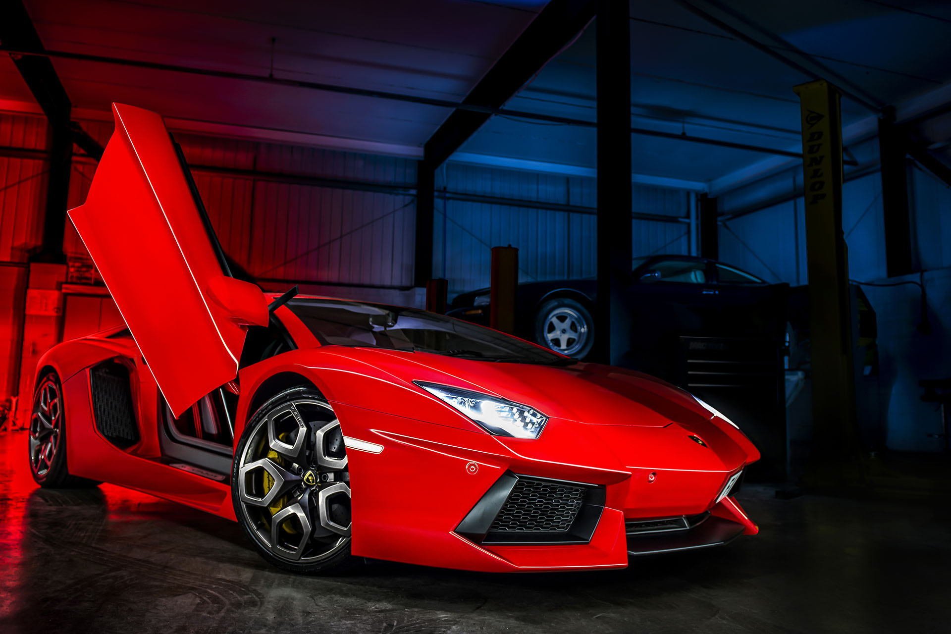 lamborghini aventador lp700-4 красные kahn design ламборгини ламборджини красный открытая дверь ламбо двери бокс подъёмник