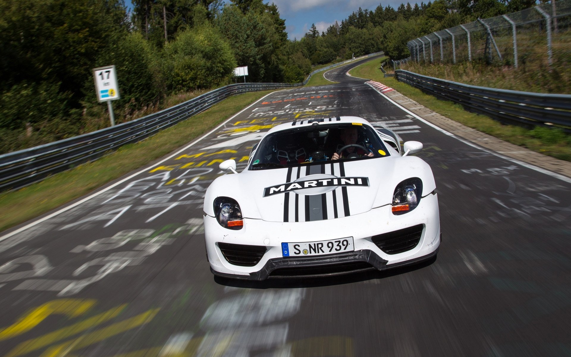 porsche spyder prototyp porsche spider przód biały tor wyścigowy nurburgring nurburgring tło