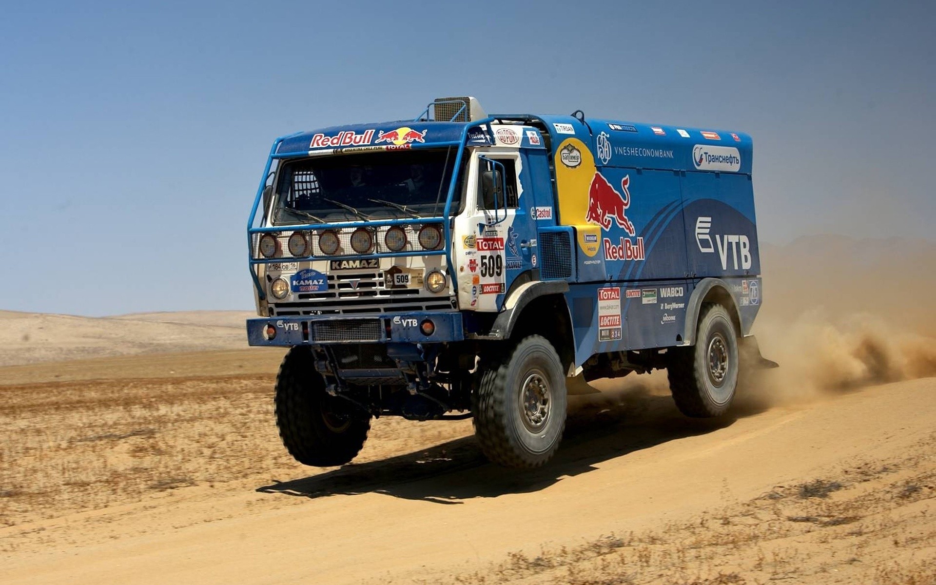 camión faros rally frente toro rojo kamaz dakar