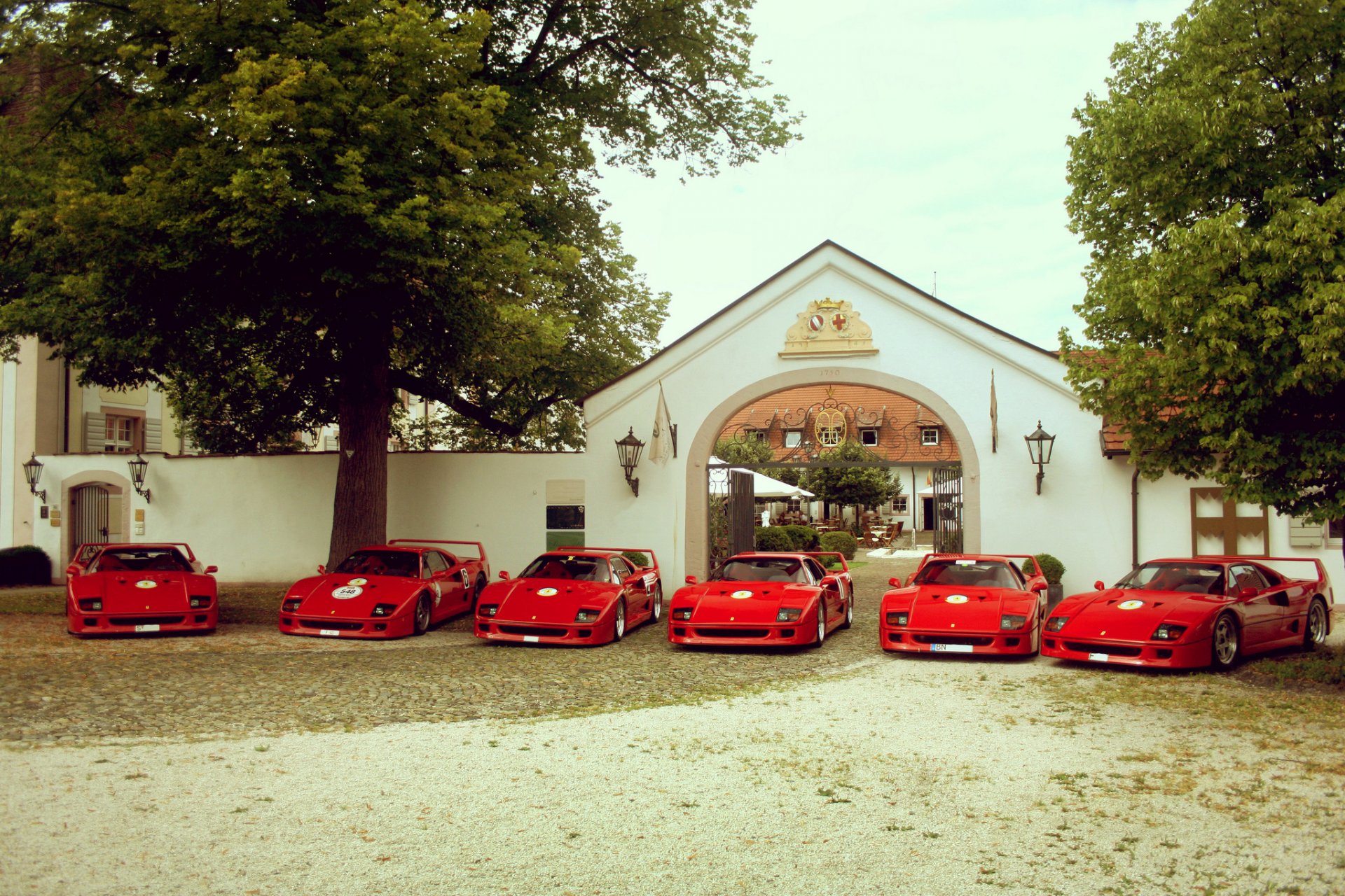 ferrari f40 rouge porte maison herbe arbre ferrari f40 rouge porte arbres