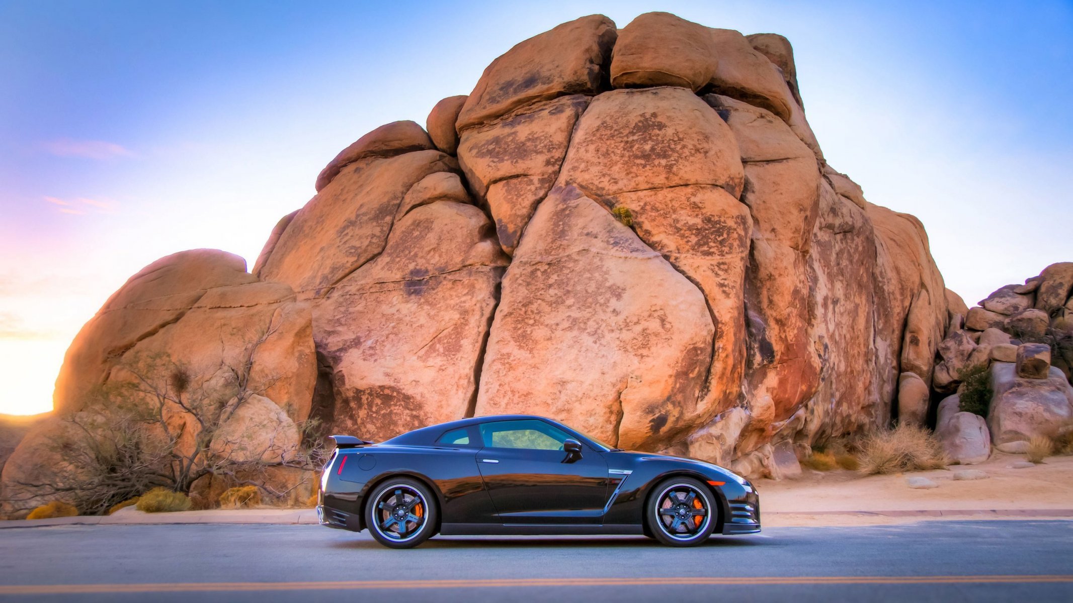 nissan gtr r35 gtr nero pietre deserto strada