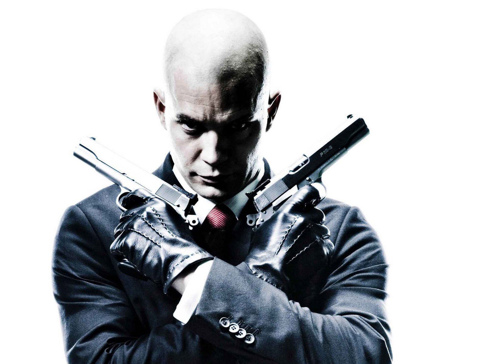 film hitman białe tło pistolety łysy mężczyzna aktor bohater mężczyźni aktorzy filmowi