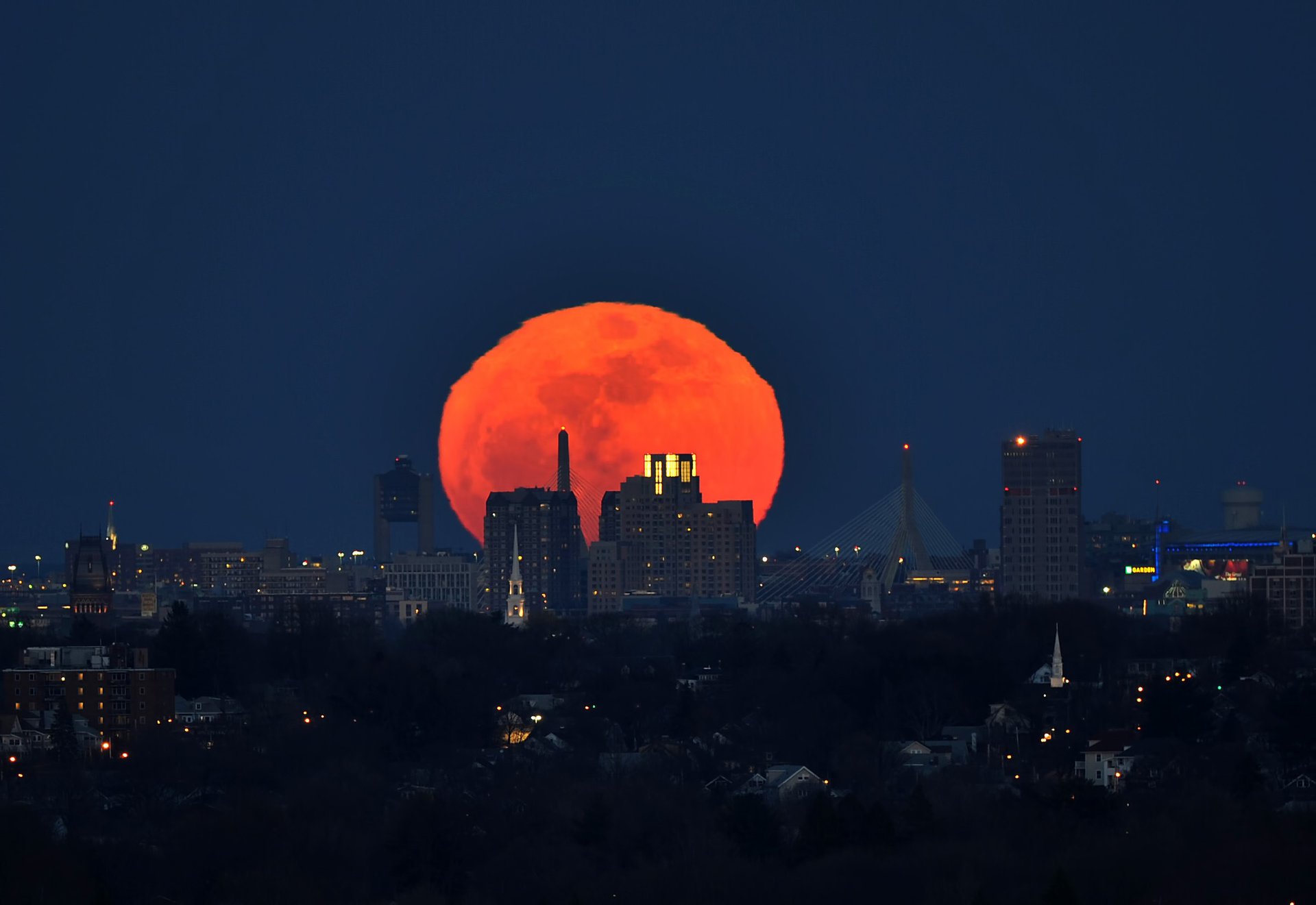 perigeo luna luna enorme panorama alba luna piena boston palla città notte luci case vista