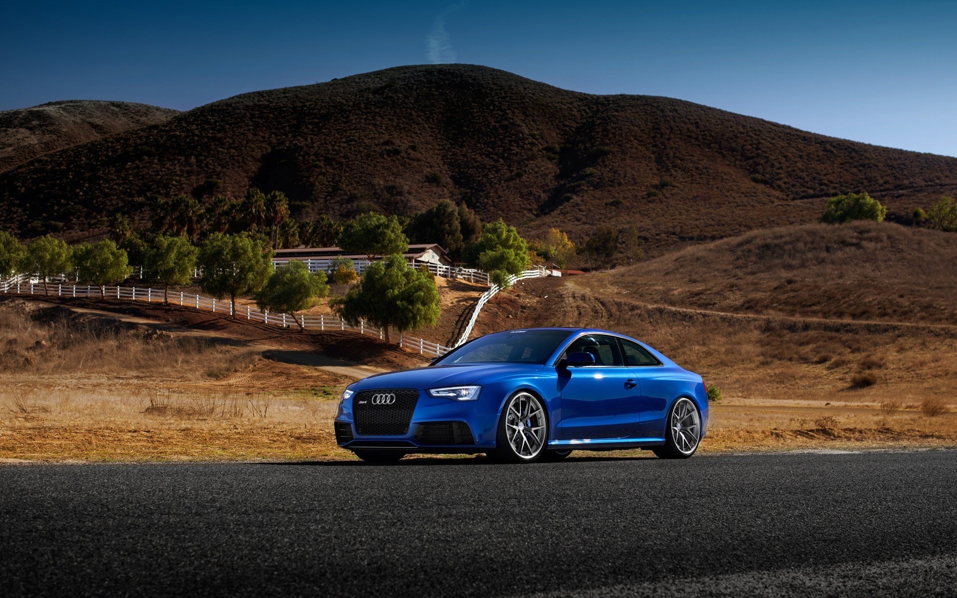 audi rs5 sport auto blu strada tuned hre ruote