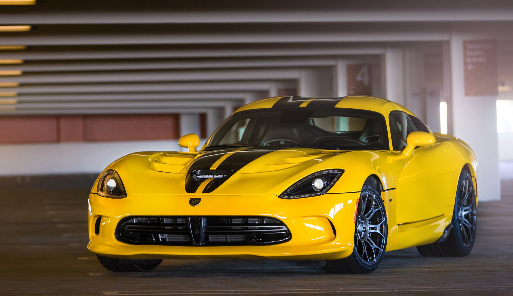 esquivar víbora cien gts amarillo aparcamiento dodge viper