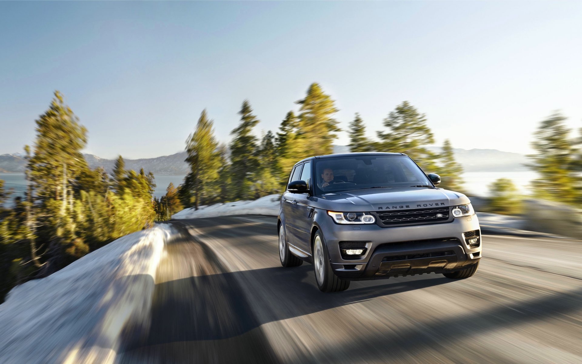 land rover range rover sport voiture route en mouvement flou jeep conducteur
