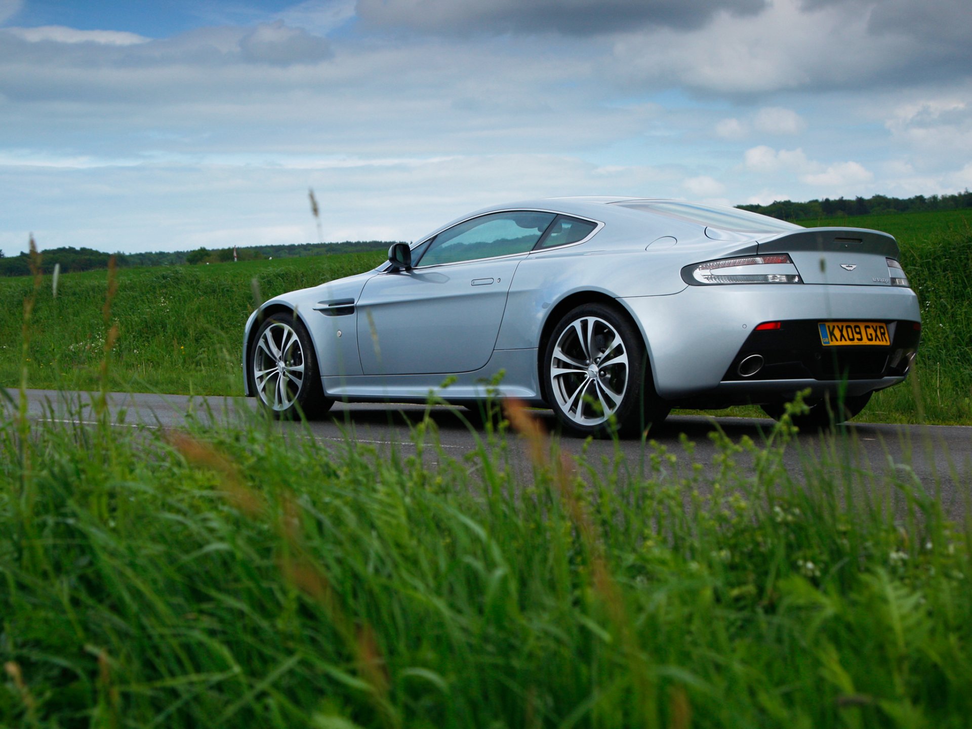 aston martin v12 vantage herbe vert voiture