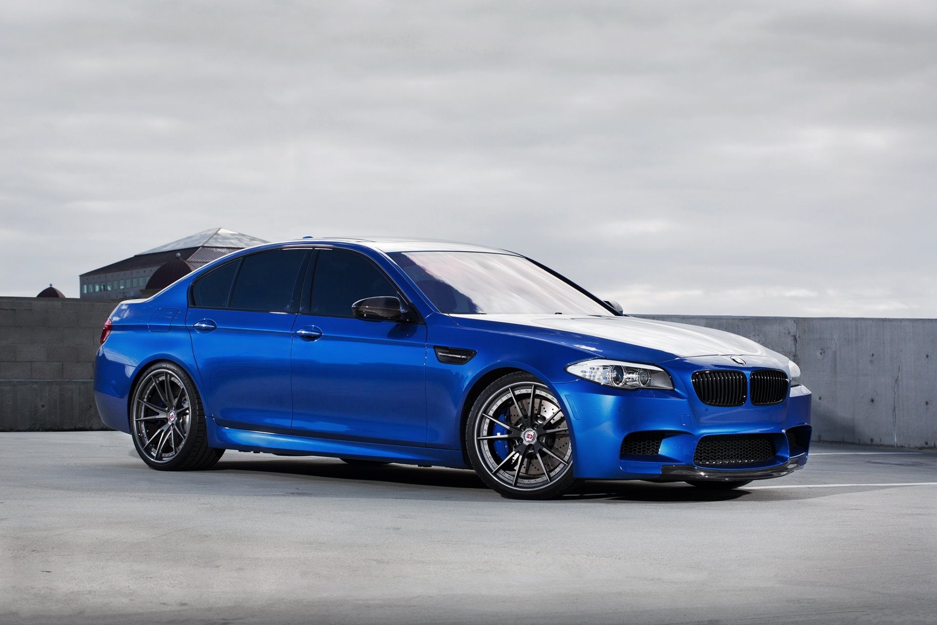 bmw m5 f10 monte carlo bleu roues bmw bleu parking toit ciel nuages