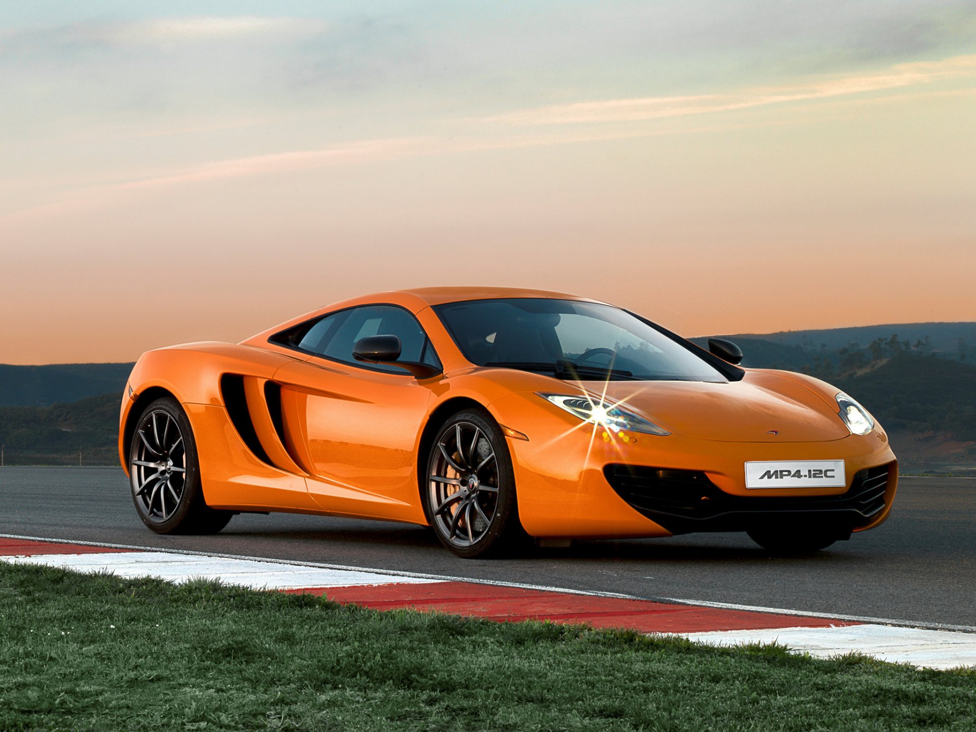 обои оранжевый mclaren mp4-12c трасса сумерки