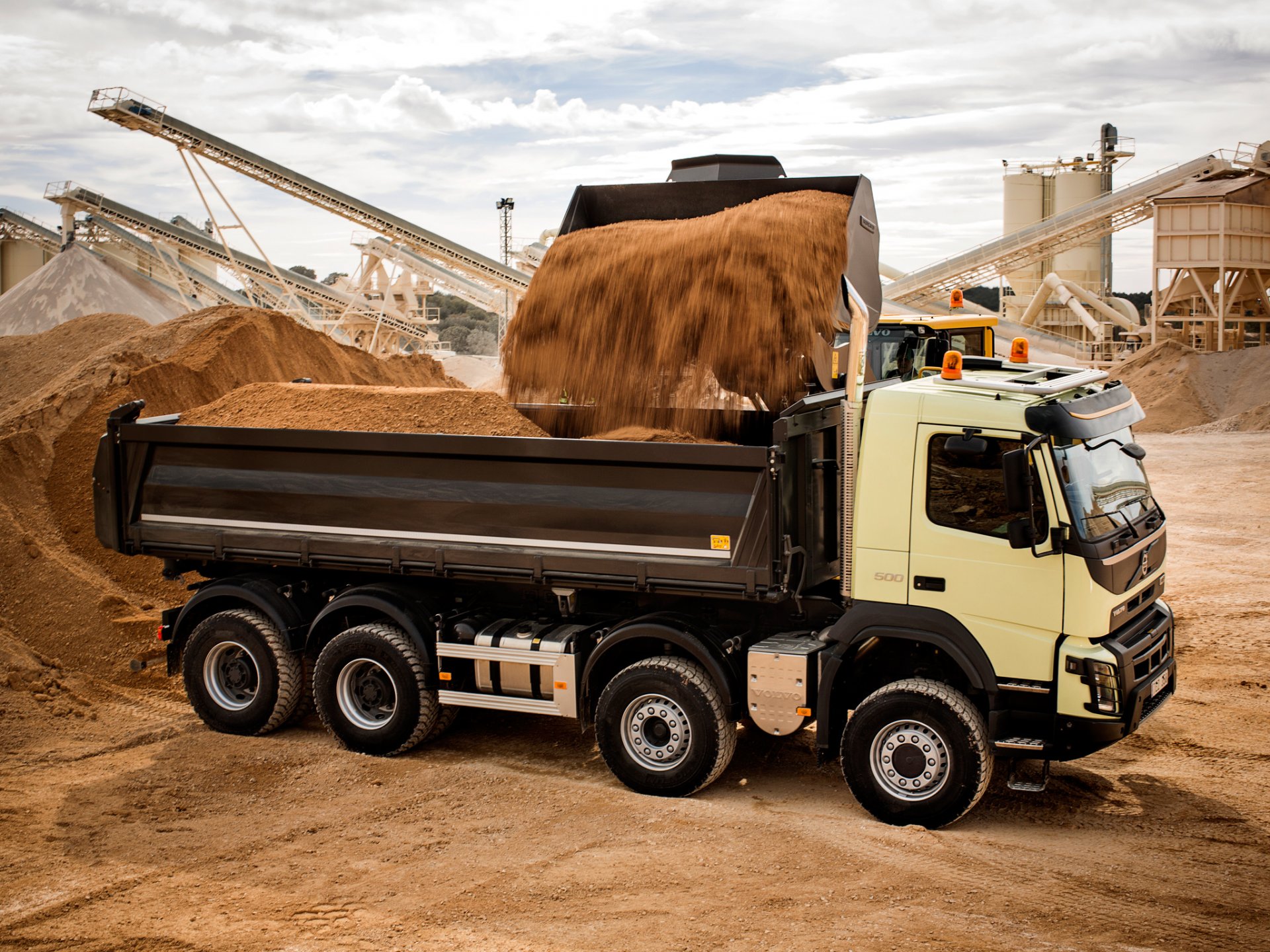 volvo fmx 8x4 voiture carrosserie sable seau