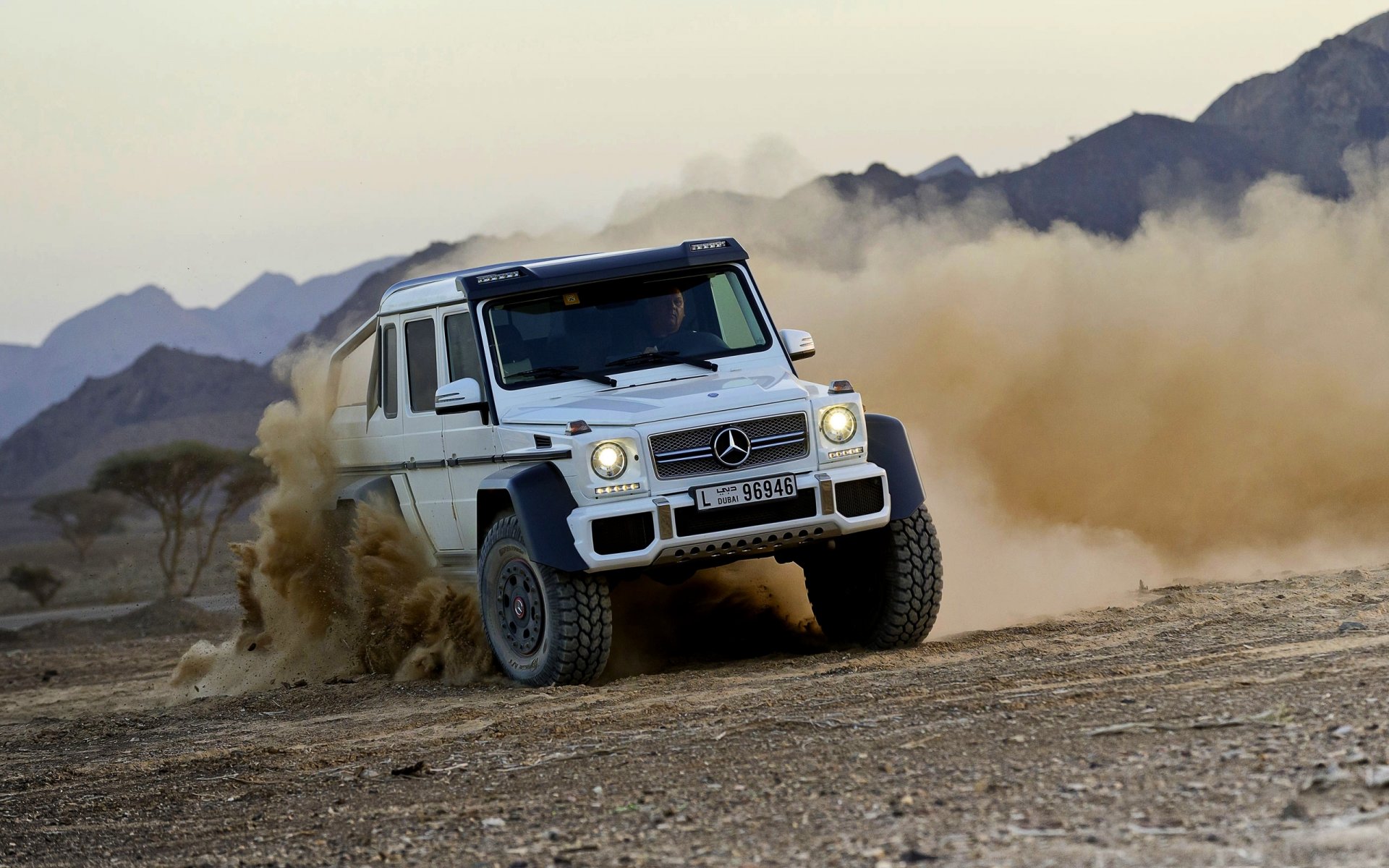 mercedes-benz g63 amg 6x6 schleudern weiß front staub jeep