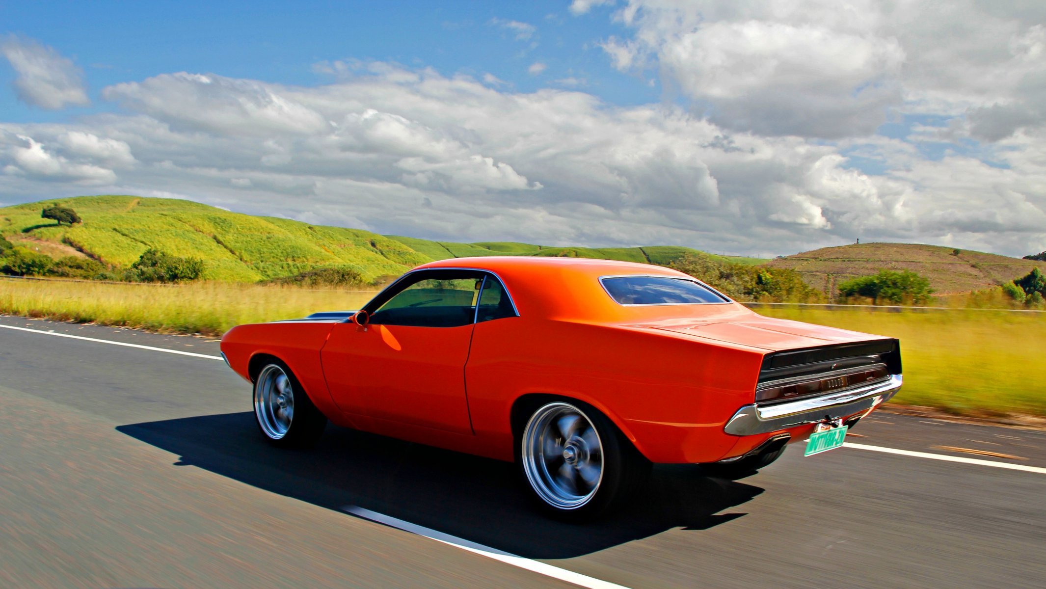 esquiver challenger orange rollin ensoleillé nuages en mouvement dodge challenger