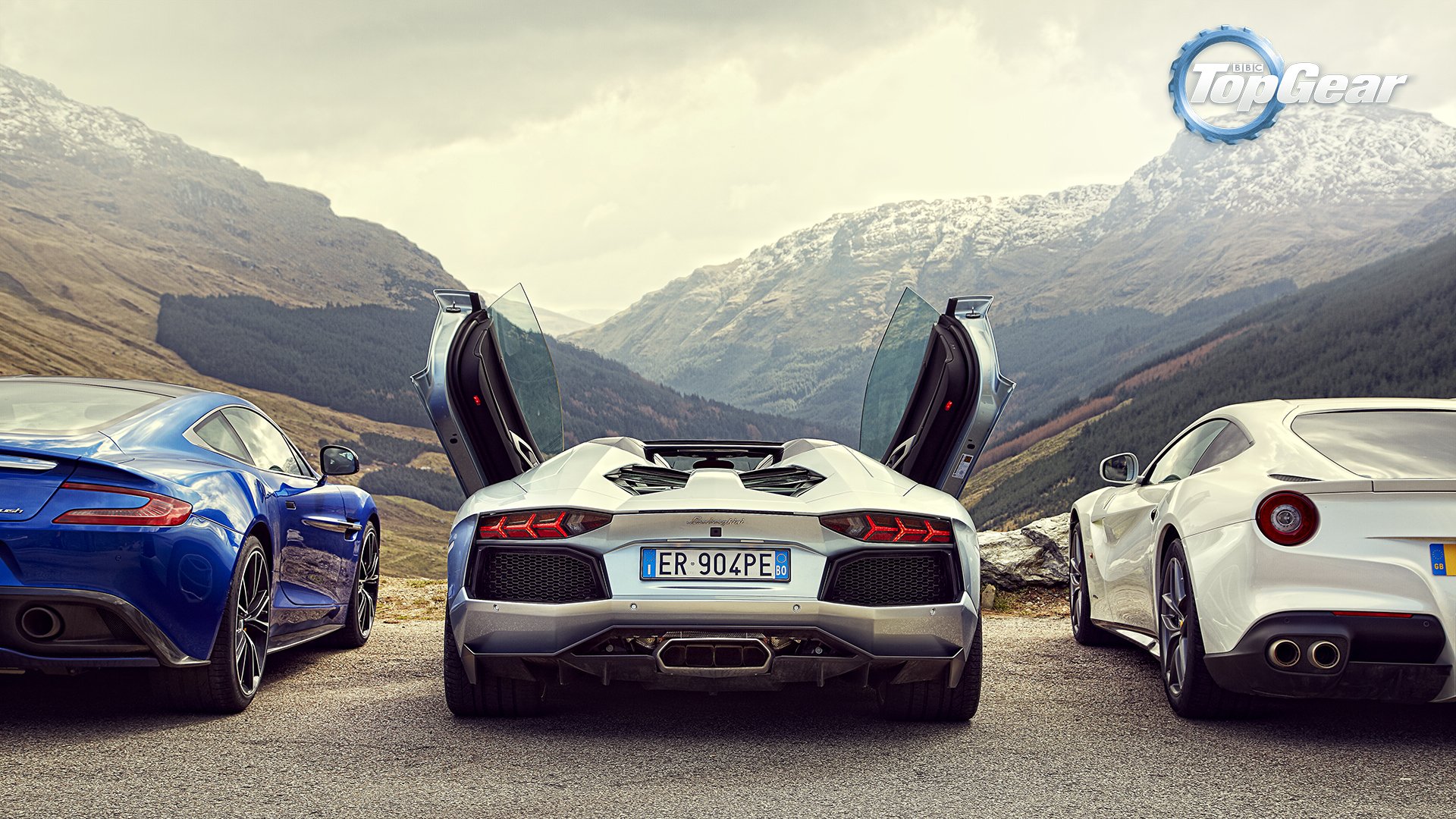 ferrari f12 berlinetta lamborghini aventador lp700-4 roadster aston martin vanquish v12 supercars populaire vitesse haut vitesse cul phares portes montagnes