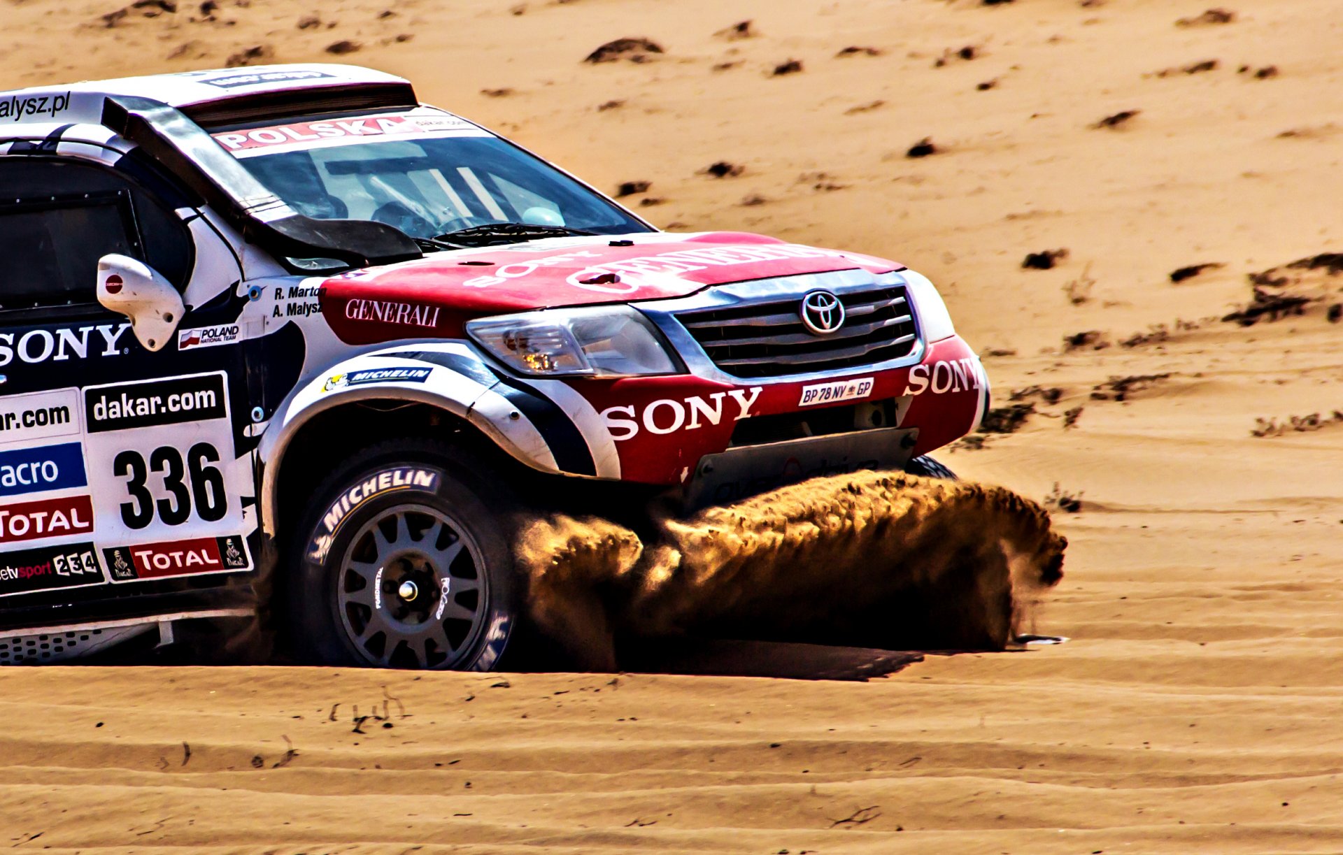 toyota auto suv auto dakar rally sabbia cofano fari vista laterale