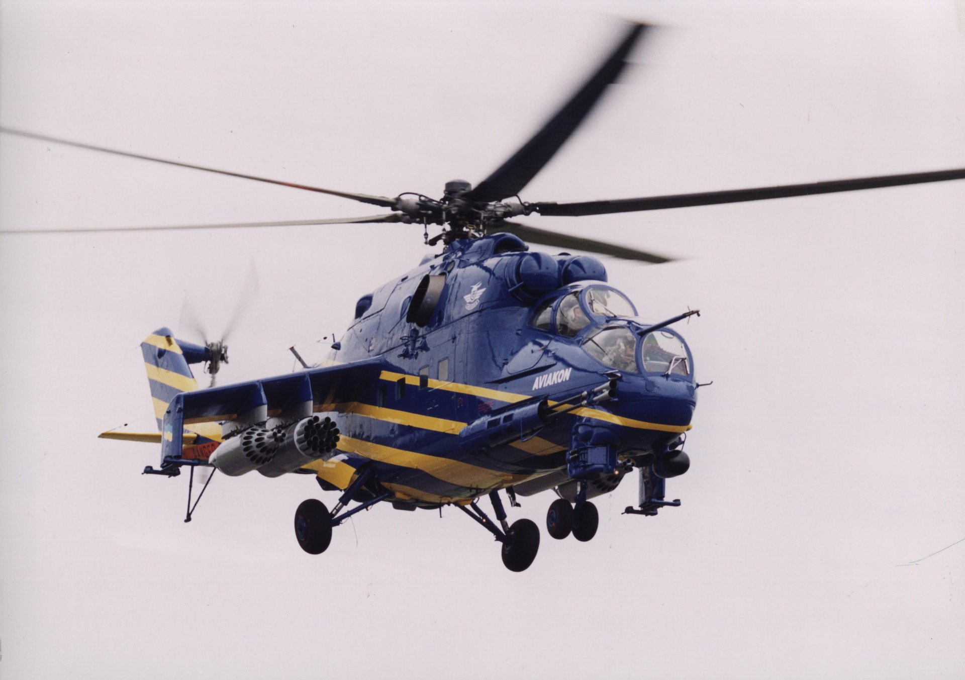 helikopter helicopter mi 24 ostrza niebieski niebo paski lot lotnictwo wojskowe lotnictwo sprzęt wojskowy transport lotniczy