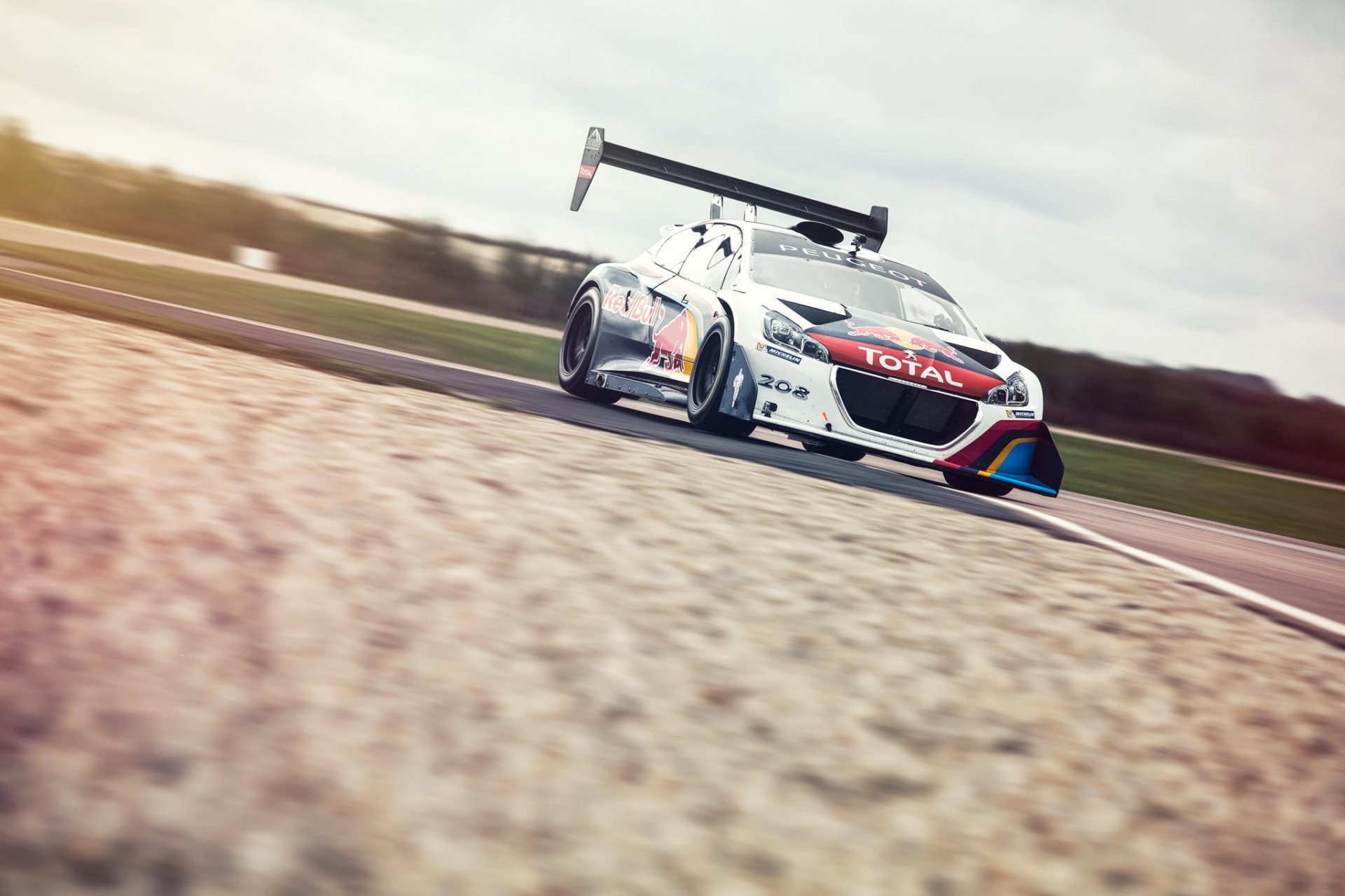 peugeot sport 208 t16 pikes cima di montagna anteriore top gear red bull pieno pista