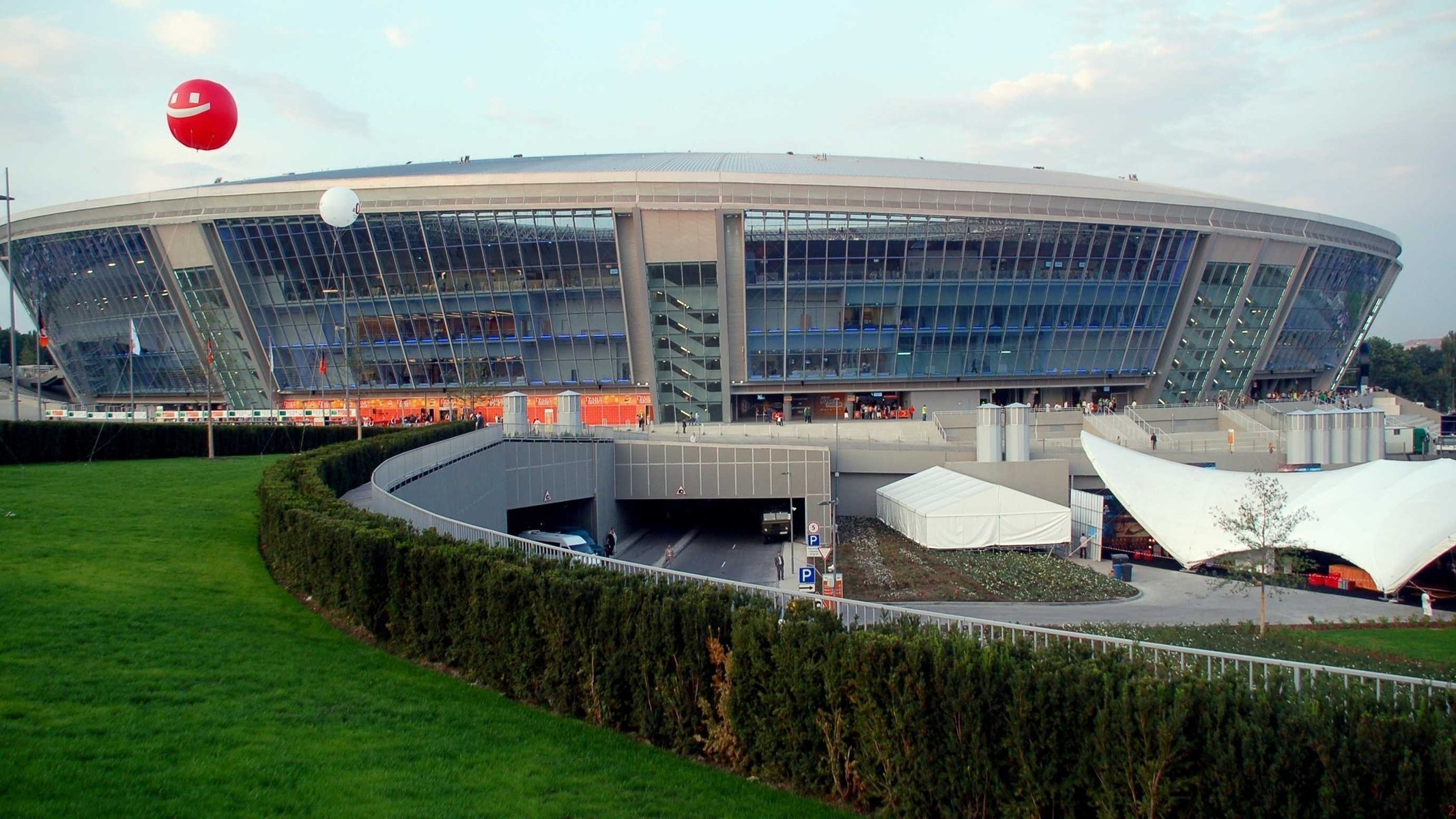 donetsk garajes subterráneos shakhtar estadio shakhtar vegetación césped arbustos donbass donbass arena auto nubes cielo club de fútbol deporte fútbol