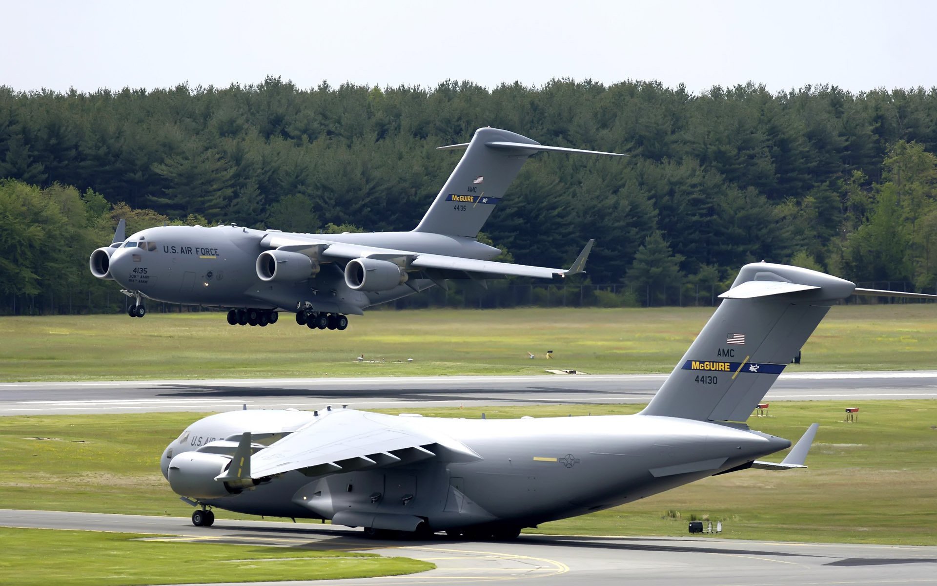 base aérienne décollage c-17 atterrissage champ de tir forêt aiguilles de pin aviation militaire matériel militaire aviation transport aérien