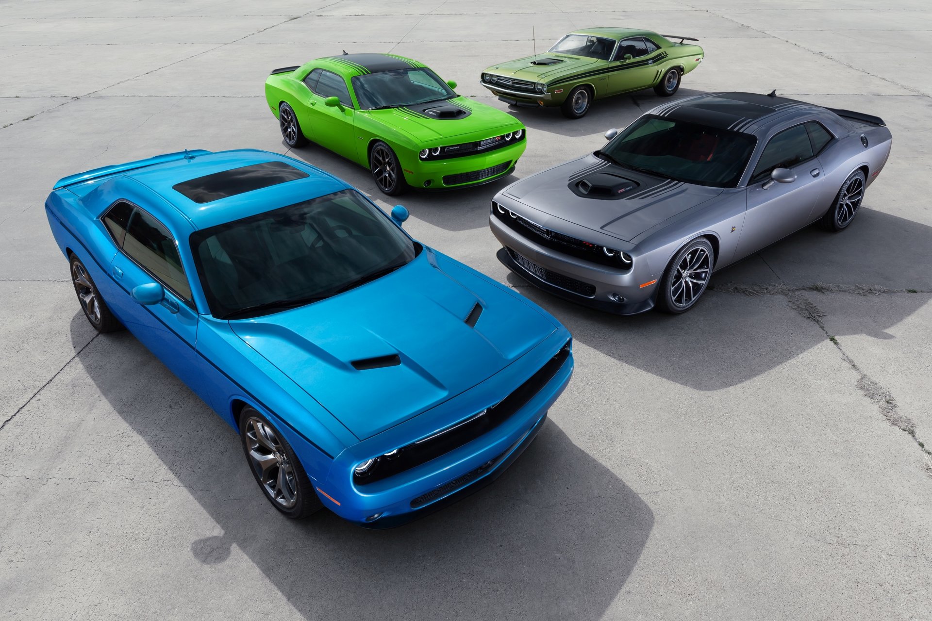 schivare challenger r / t 2015 e auto muscolo blu verde grigio