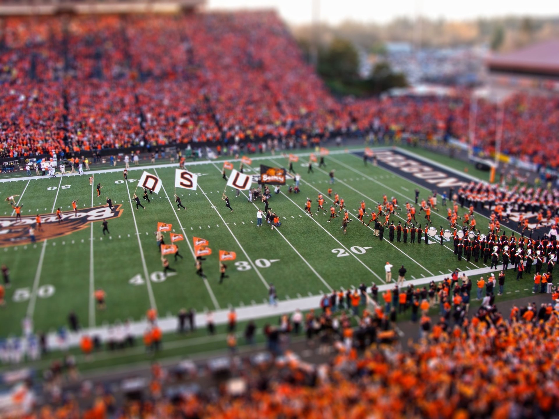 miniaturowy efekt sportowy boisko stadion murawa figurki ludzie pomarańczowy kolor tilt-shift